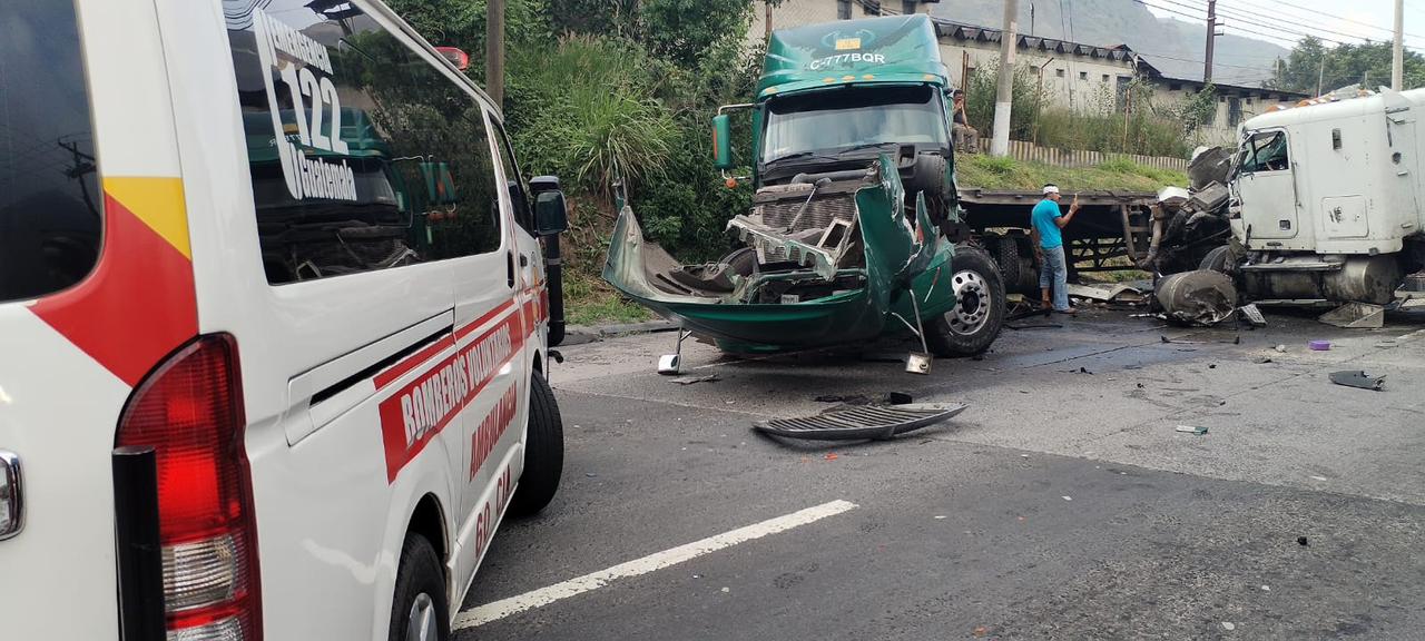ACCIDENTE DE TRANSPORTE PESADO OCASIONA CAOS VEHICULAR EN EL KM 32 DE LA RUTA CA-9